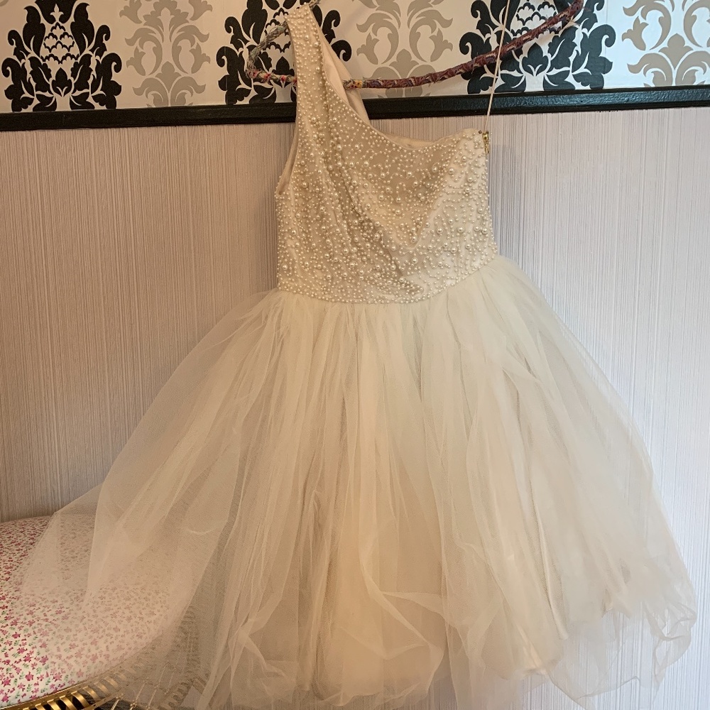 Alice + Olivia Ivory Pearl One-Shoulder Tulle Prom Dress